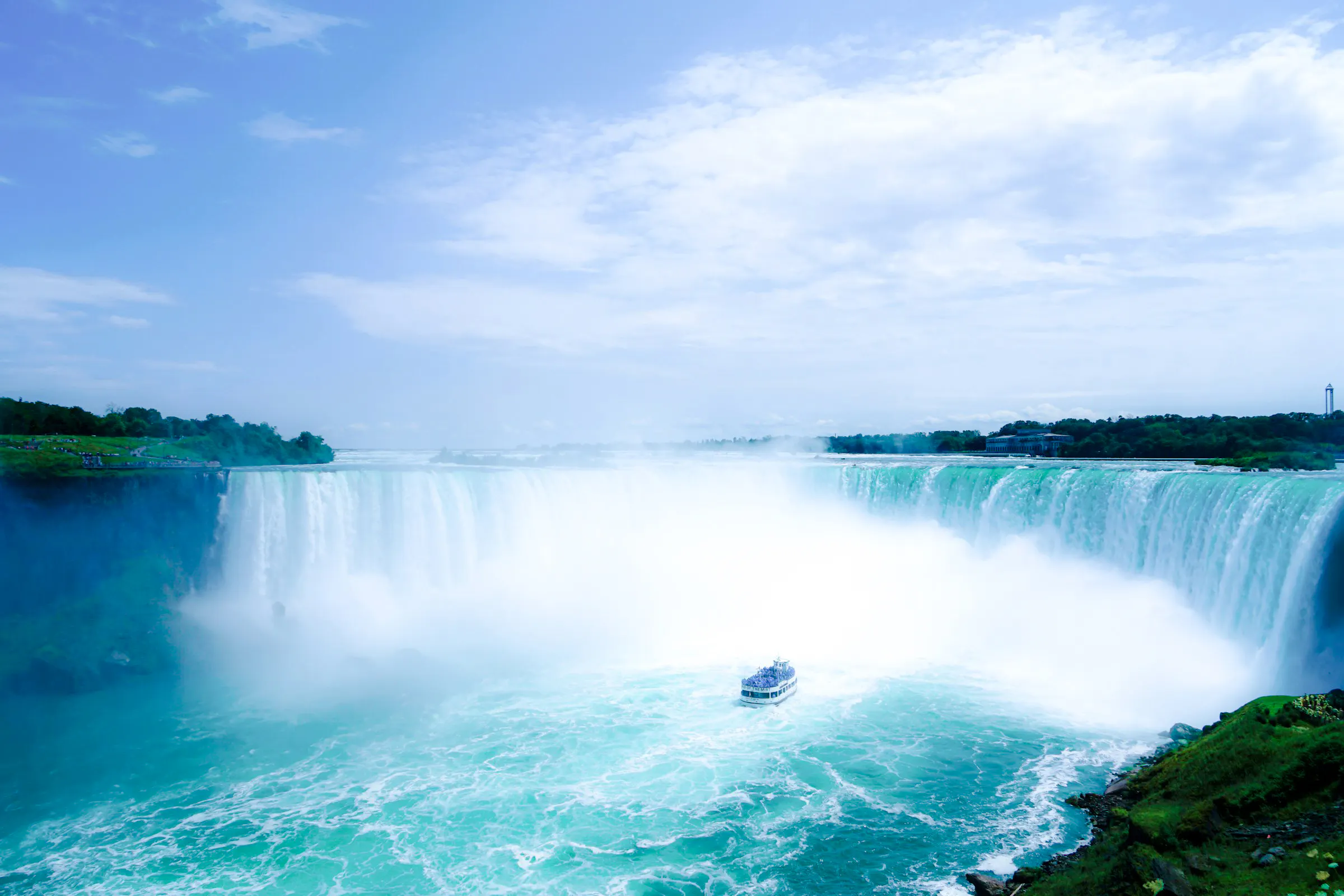 Niagara Falls with tour boat on water, view from Toronto small-group tour.
