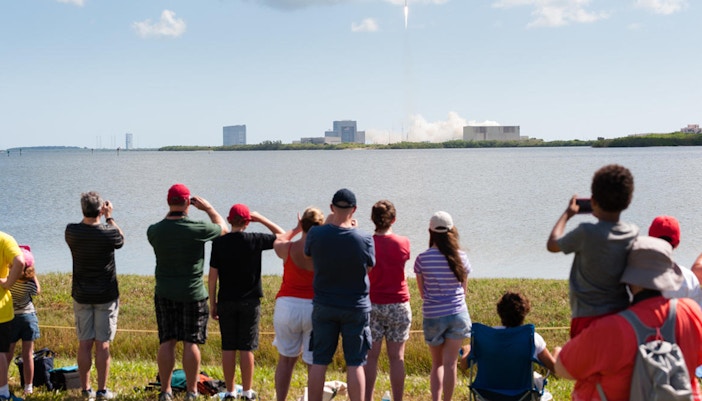 Kennedy Space Center atrás dos portões.
