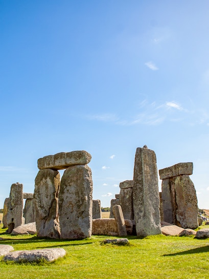 Stonehenge under a clear blue sky, part of London to Stonehenge tours.