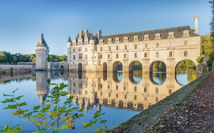 Château de Chenonceau exterior with arches over the Cher River, France.