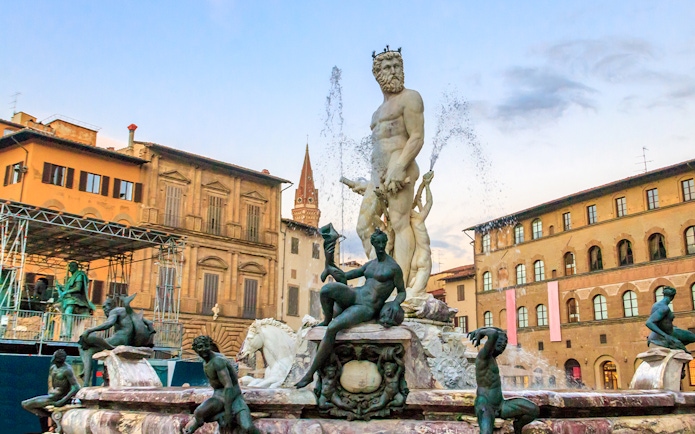Fountain of Neptune in Florence's Piazza della Signoria with surrounding statues.
