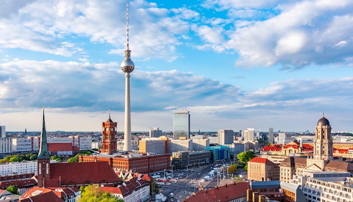 Berliner Fernsehturm und Berliner Innenstadt aus der Vogelperspektive bei Tag