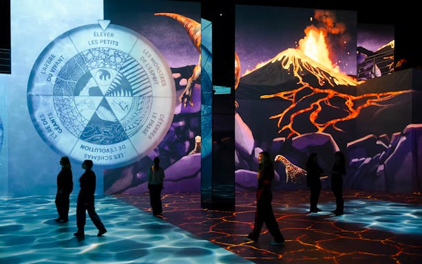 Guests exploring immersive dinosaur exhibition at Phoenix des Lumières Dortmund.