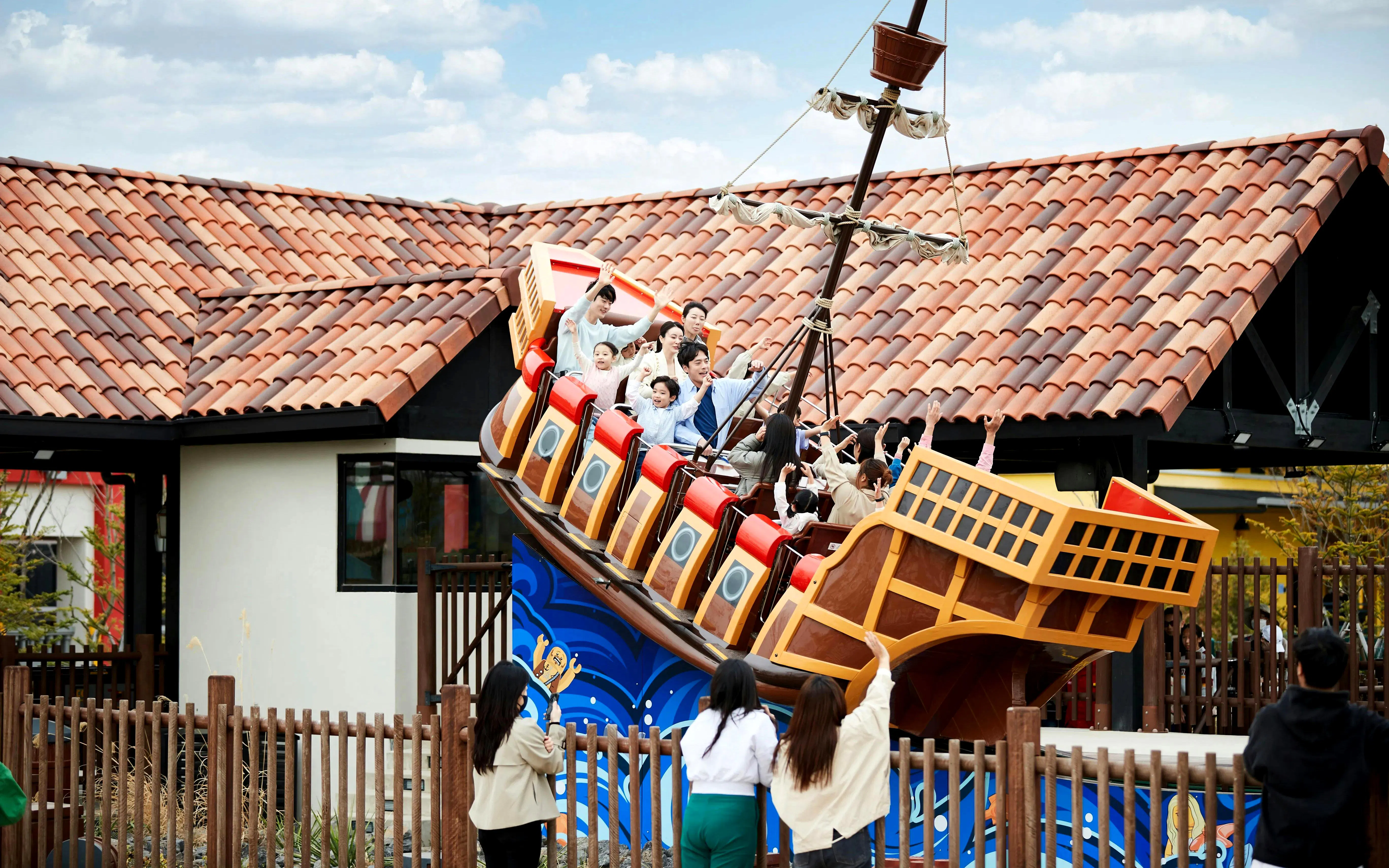 Visitors enjoying the pirate ship ride at LEGOLAND Korea Resort.