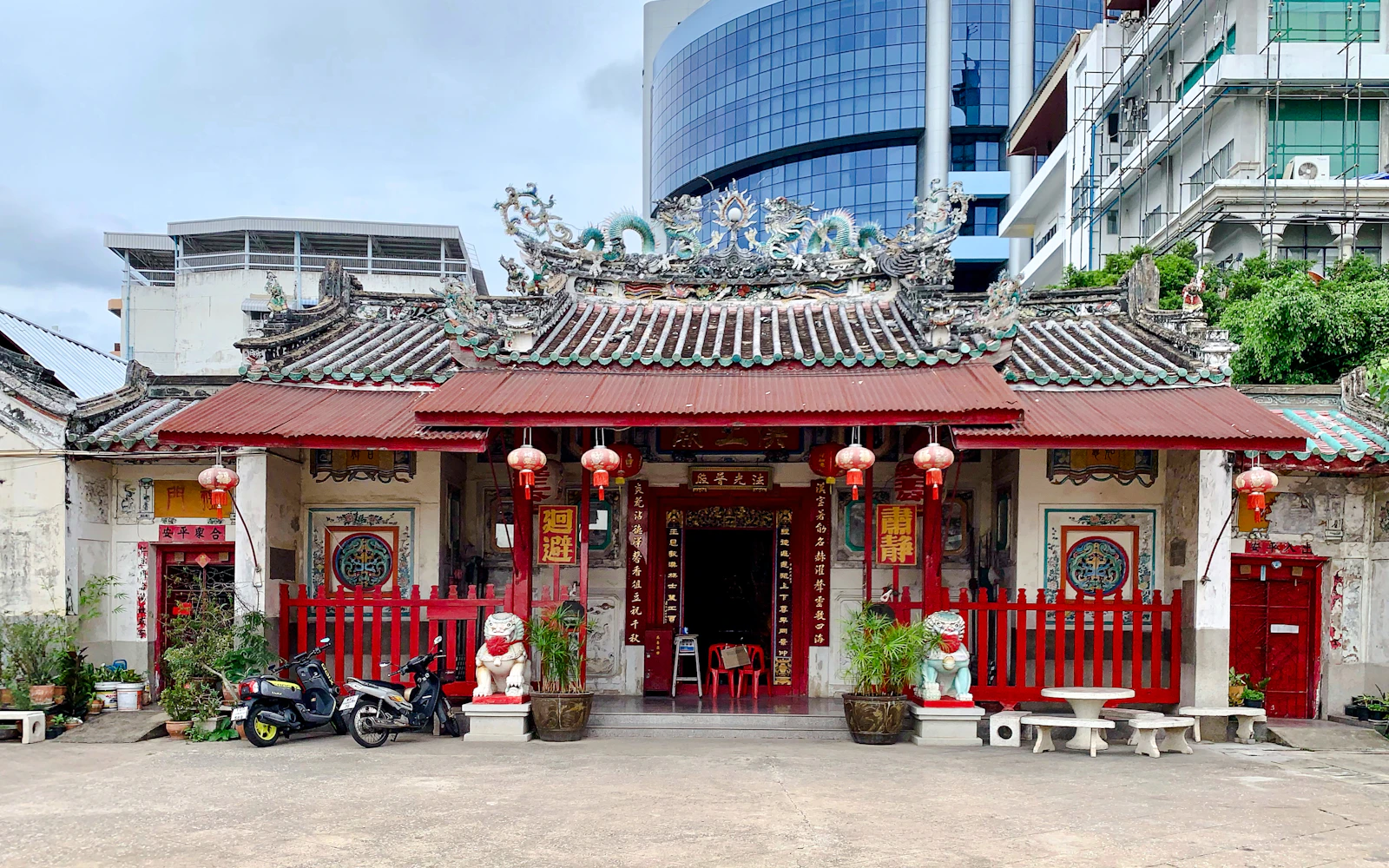 Bangkok Chinatown and Talad Noi Street Art Walking Tour