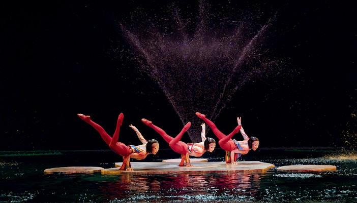 Trois acrobates sur scène