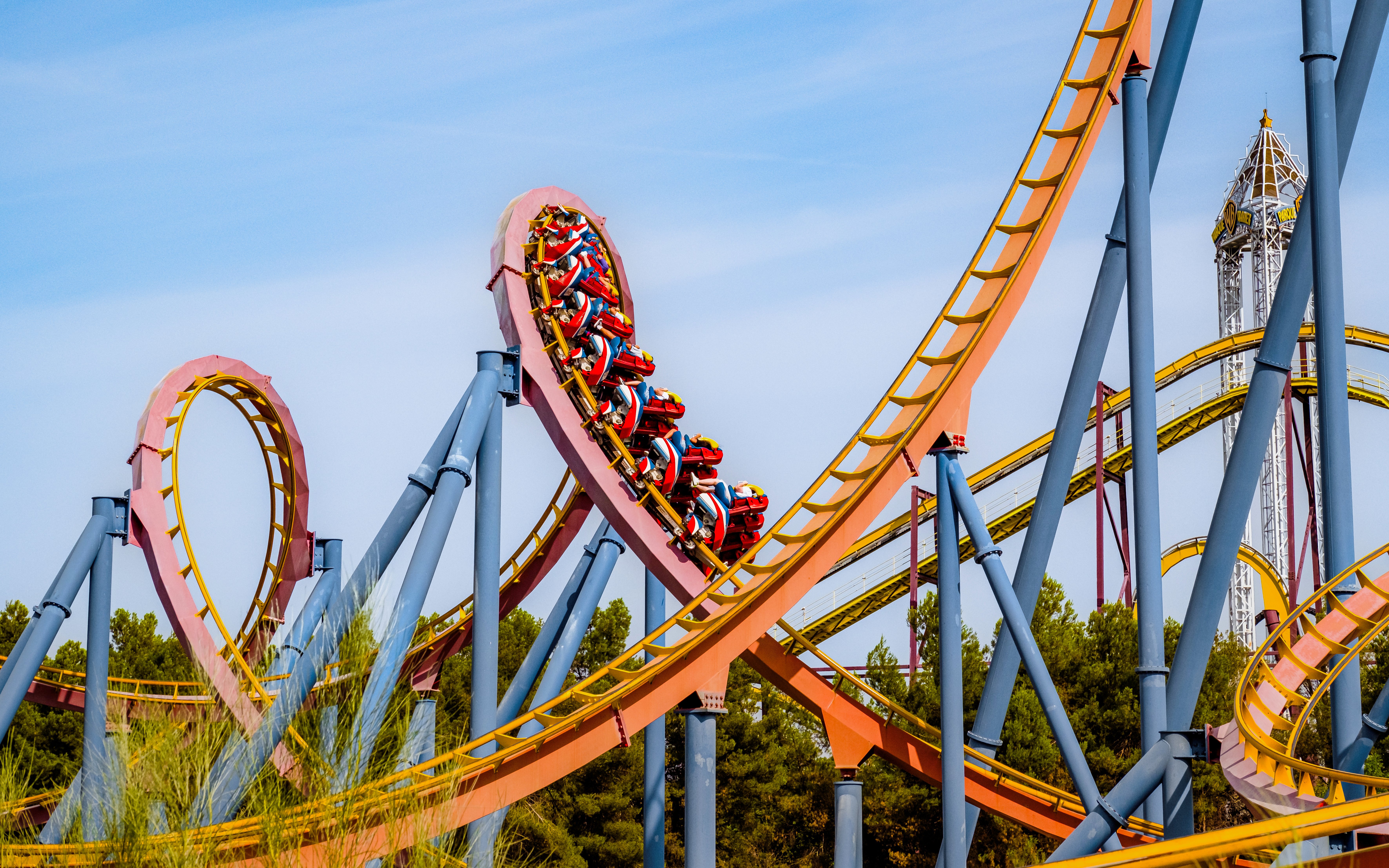 Superman: La Atracción de Acero roller coaster loop at Parque Warner Madrid.