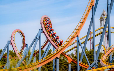 Superman: La Atracción de Acero roller coaster loop at Parque Warner Madrid.
