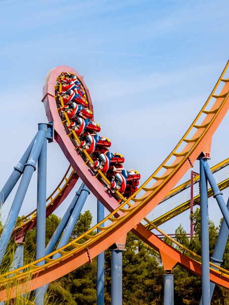 Superman: La Atracción de Acero roller coaster loop at Parque Warner Madrid.