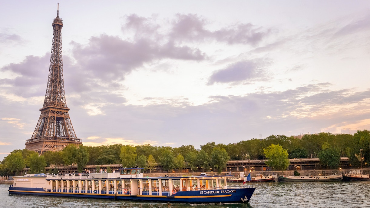 Seine River dinner cruise boat with Eiffel Tower view, Paris, Capitaine Fracasse tour.