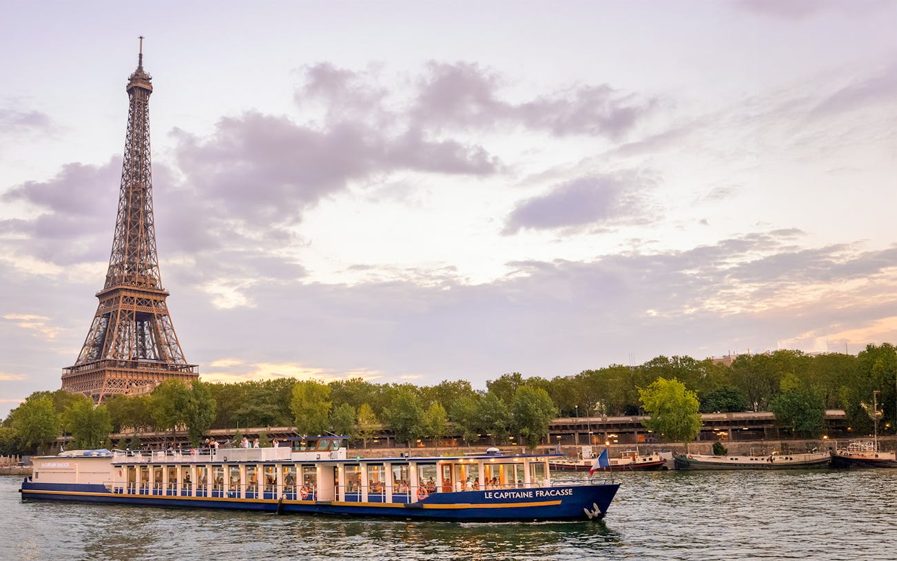 Seine River dinner cruise boat with Eiffel Tower view, Paris, Capitaine Fracasse tour.