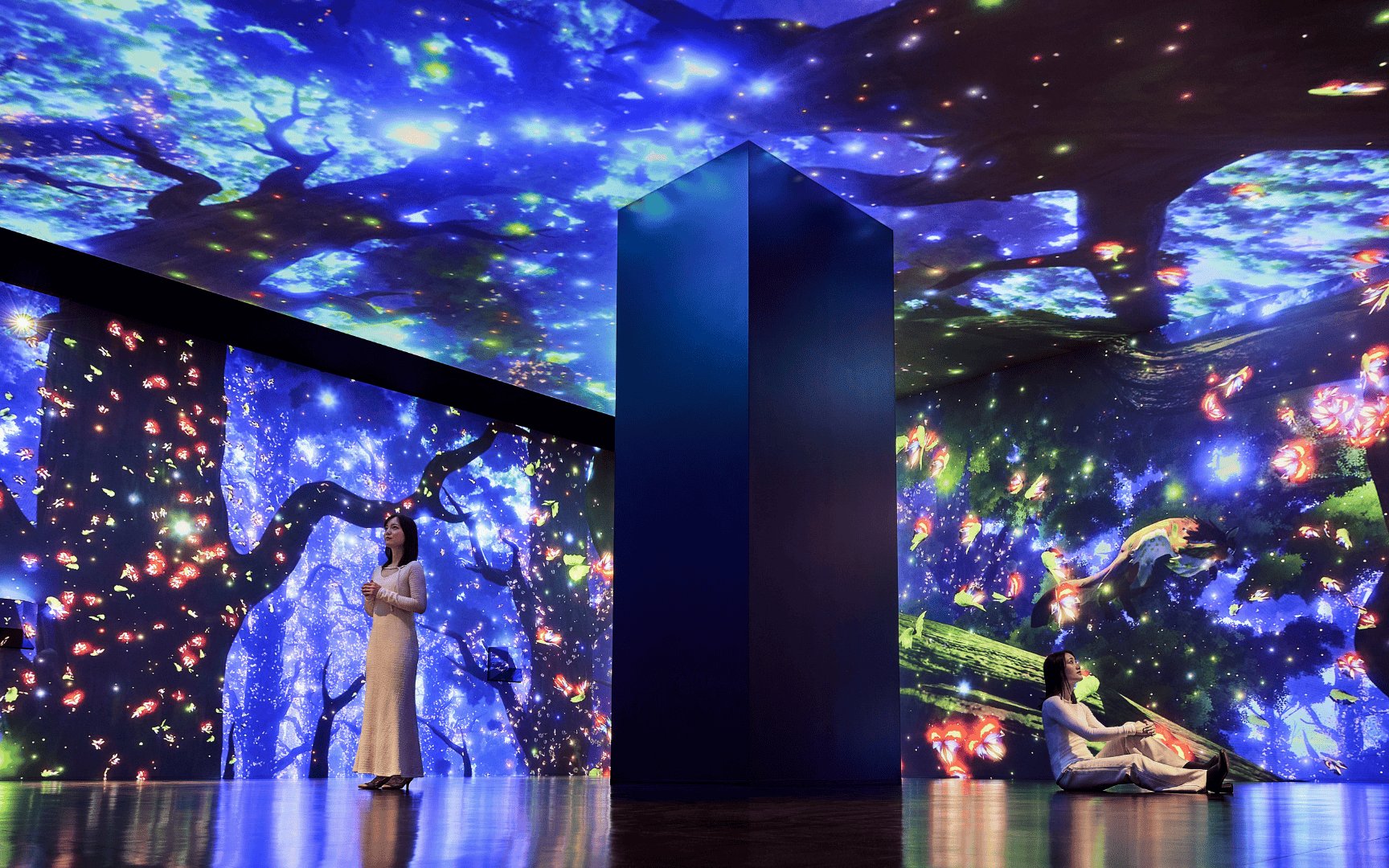 Immersive digital art installation at Wonderia YOKOHAMA with vibrant projections and visitors.