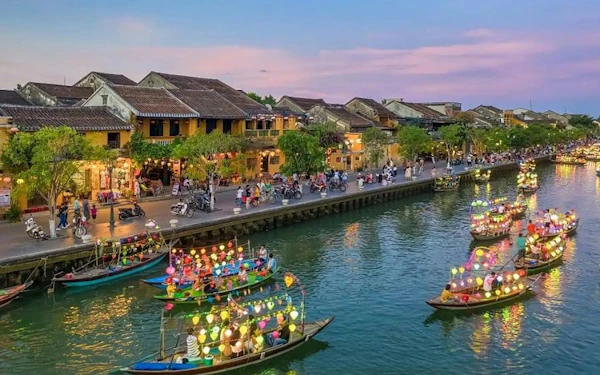 Hoai River Lantern-Release Boat Ride with Herbal Tea