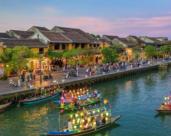 Hoai River Lantern-Release Boat Ride with Herbal Tea (Product 54917)