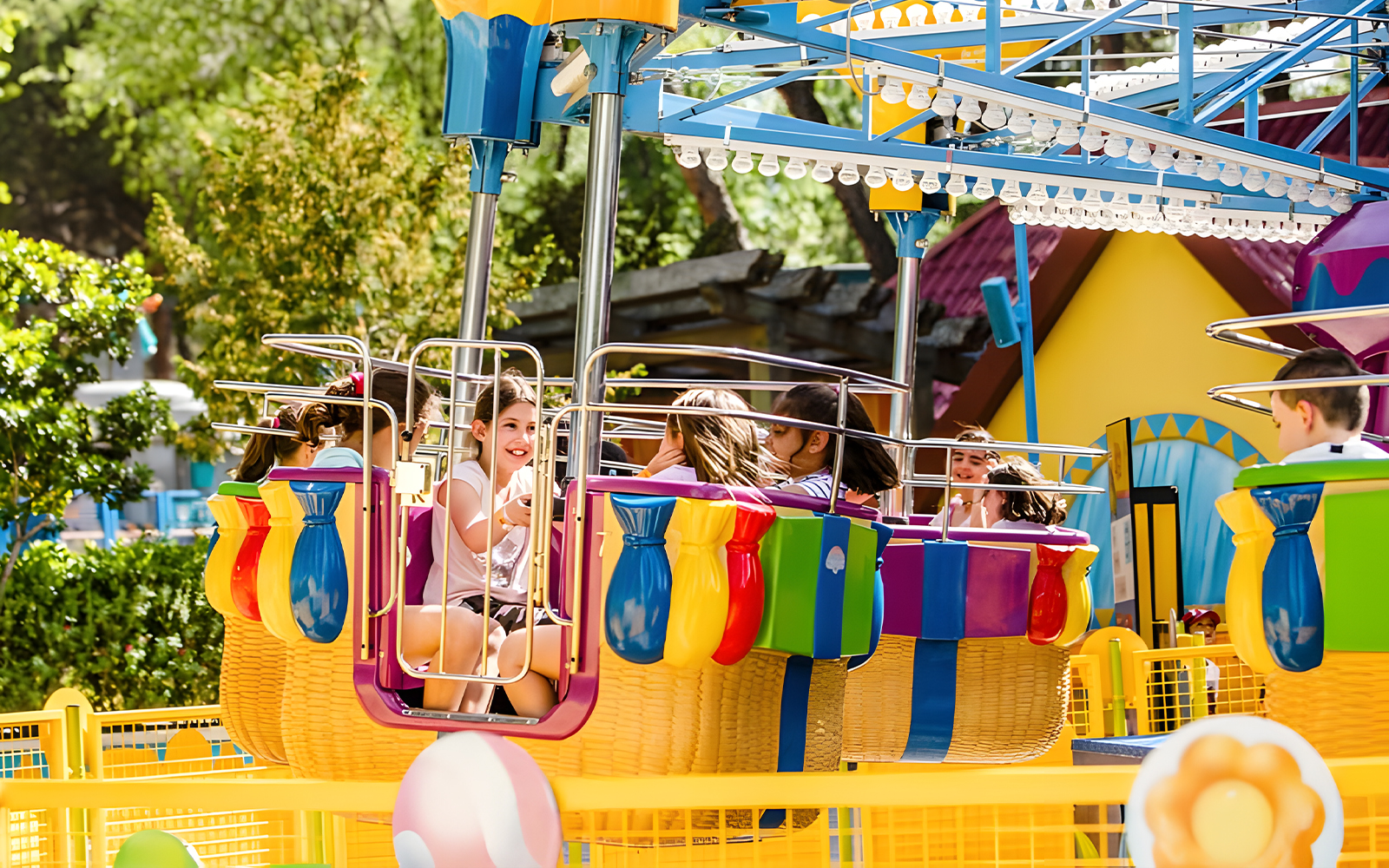 Children enjoying The Crazy Balloons ride at Parque de Atracciones de Madrid.