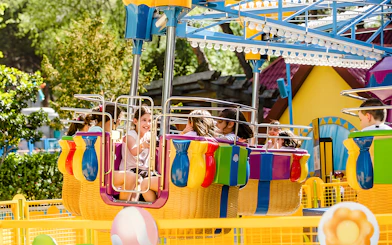 Children enjoying The Crazy Balloons ride at Parque de Atracciones de Madrid.