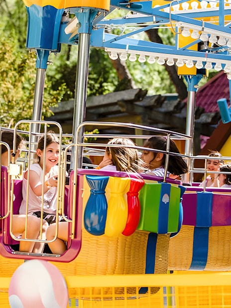 Children enjoying The Crazy Balloons ride at Parque de Atracciones de Madrid.