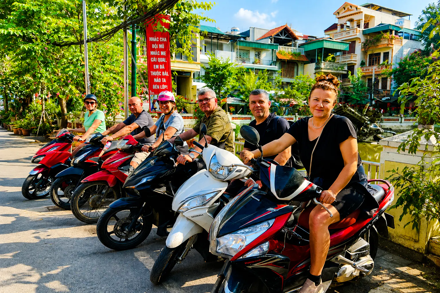 wycieczka skuterem po ukrytych perełkach i głównych punktach hanoi z kierowcą-1