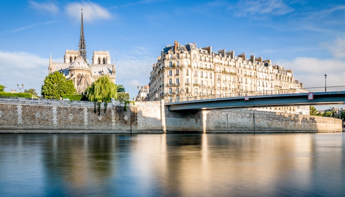 Pont Saint-Louis bridge connecting Ile de la Cité with Ile Saint-Louis in Paris.