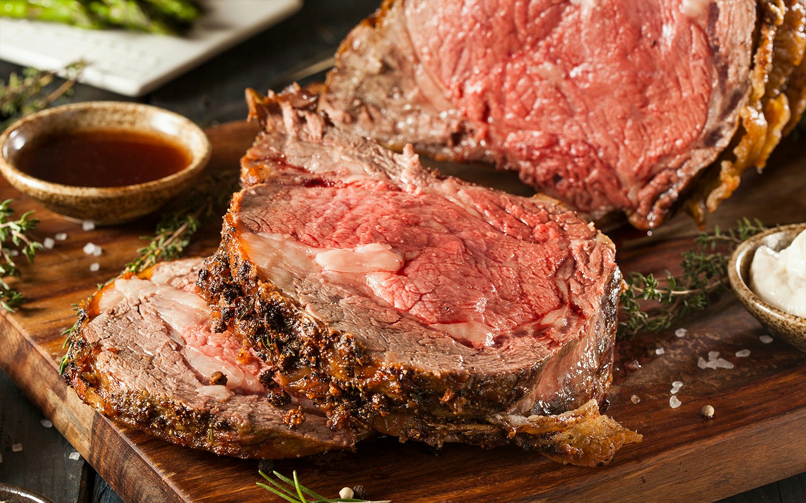 Roast beef served on a plate with vegetables at a London culinary tour.