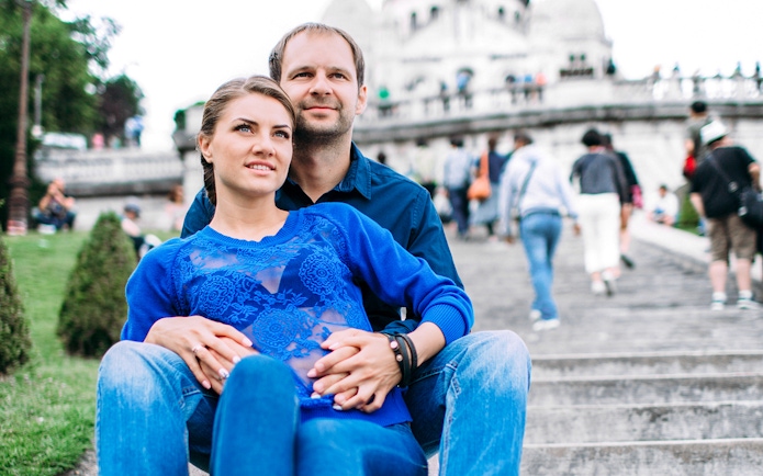 Couple sitting on Montmartre steps during professional photoshoot in Paris.