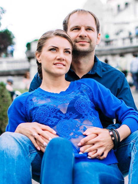 Couple sitting on Montmartre steps during professional photoshoot in Paris.
