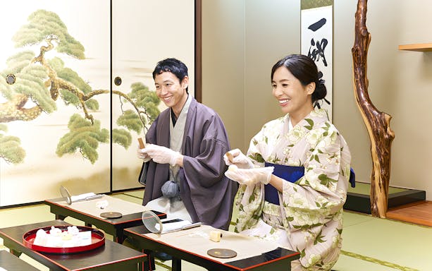 Couple in colorful kimonos at Tokyo Maikoya Tea Ceremony in Japan.