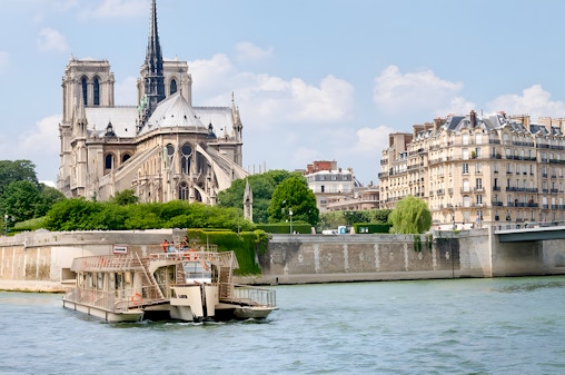 Croazieră turistică de o oră pe fluviul Sena de la Turnul Eiffel