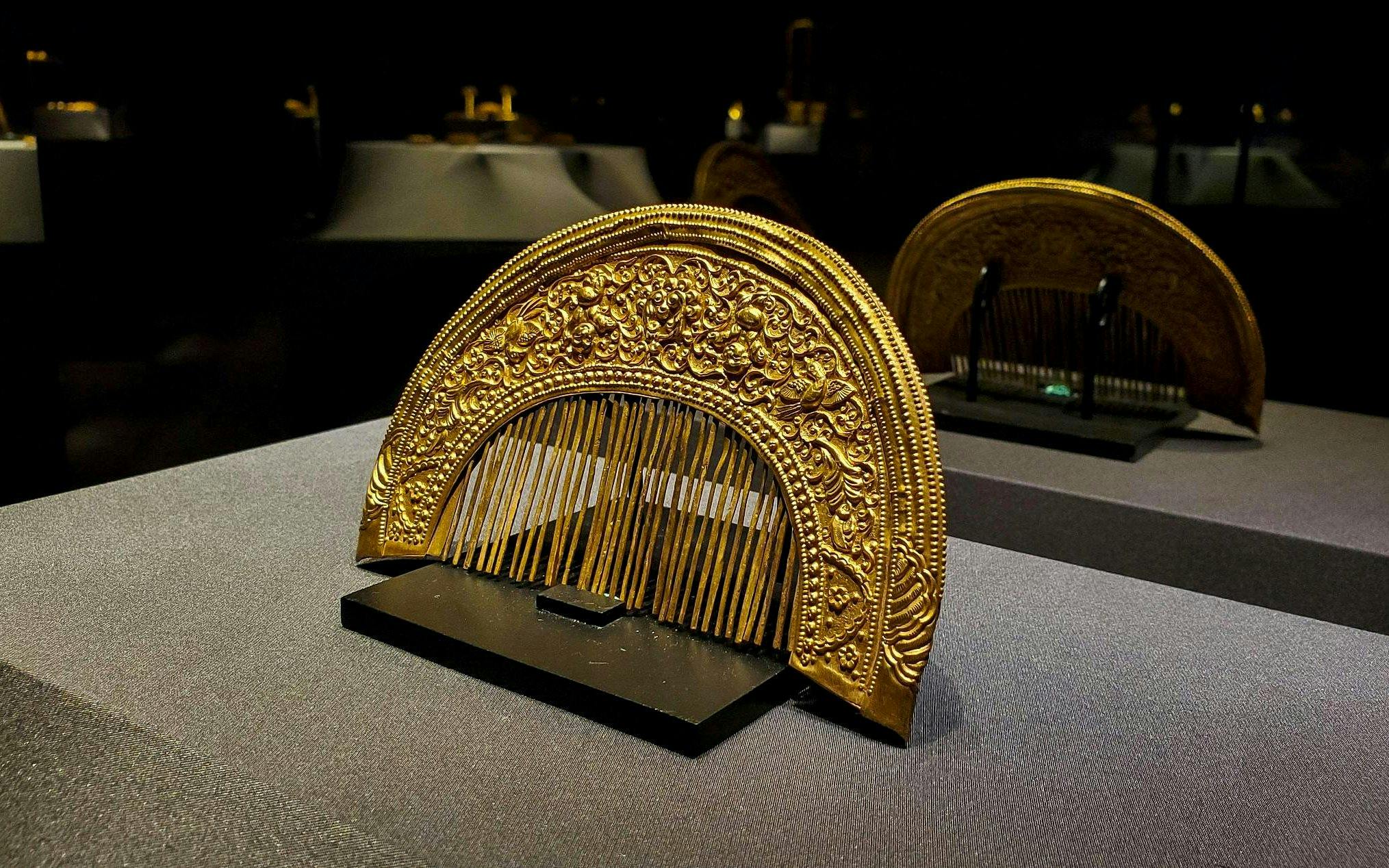 Golden ornate comb artefact at Shanghai Guanfu Museum.