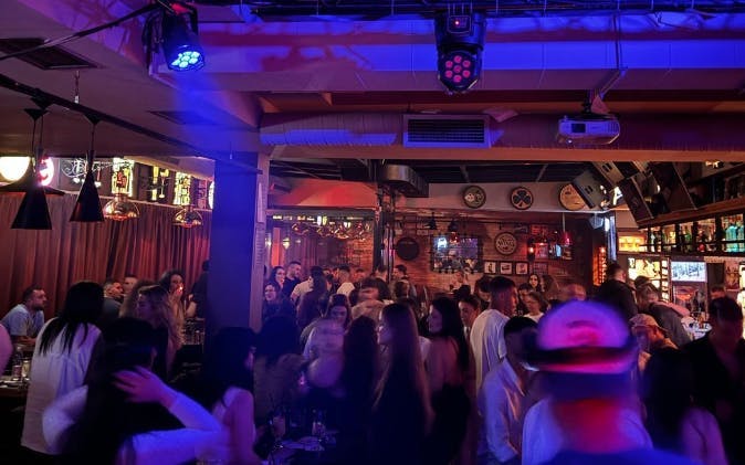 kroegentocht in tirana: begeleide uitgaansrondleiding met toegang tot drie uitgaansgelegenheden, welkomstdrankjes en dj-entertainment-3