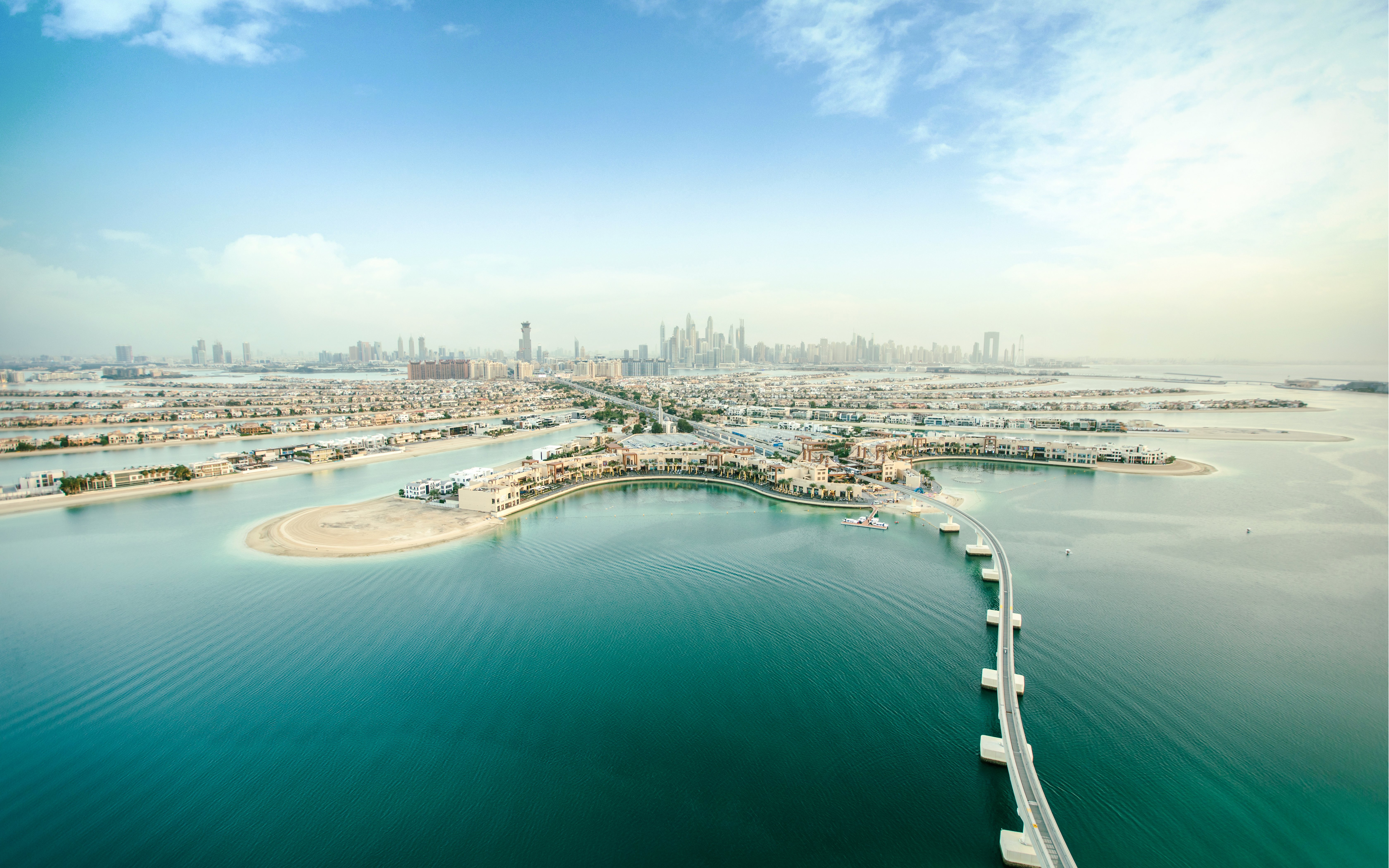 Aerial view of Palm Jumeirah and Dubai skyline near Atlantis, featuring The Dubai Balloon.
