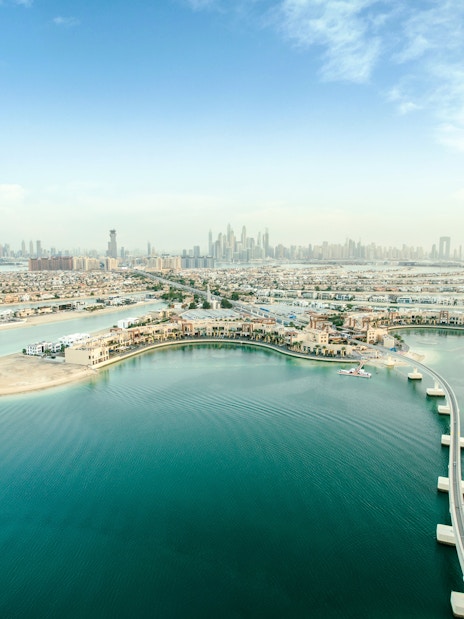Aerial view of Palm Jumeirah and Dubai skyline near Atlantis, featuring The Dubai Balloon.