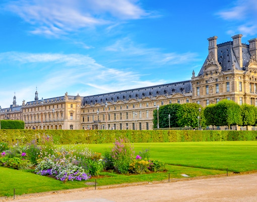 Fountain and manicured hedges in Versailles Gardens, France.