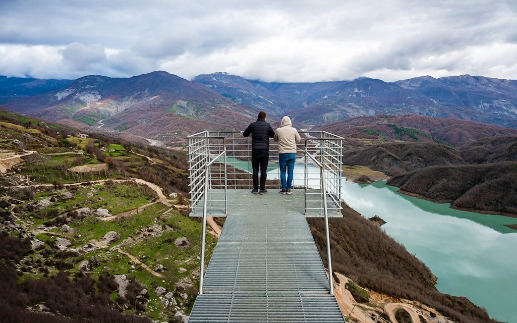 Guests at viewpoint overlooking Bovilla Lake and surrounding mountains.