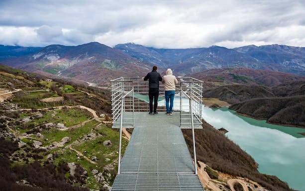 Guests at viewpoint overlooking Bovilla Lake and surrounding mountains.
