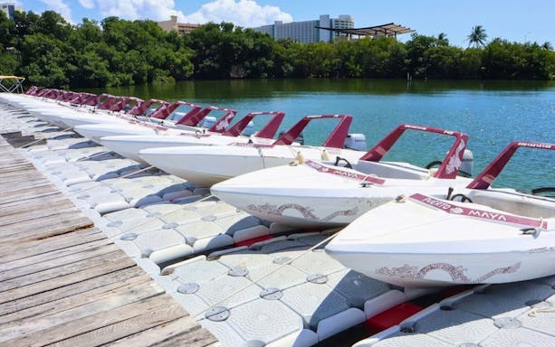 Speedboats docked for Cancun speedboat and snorkel adventure.