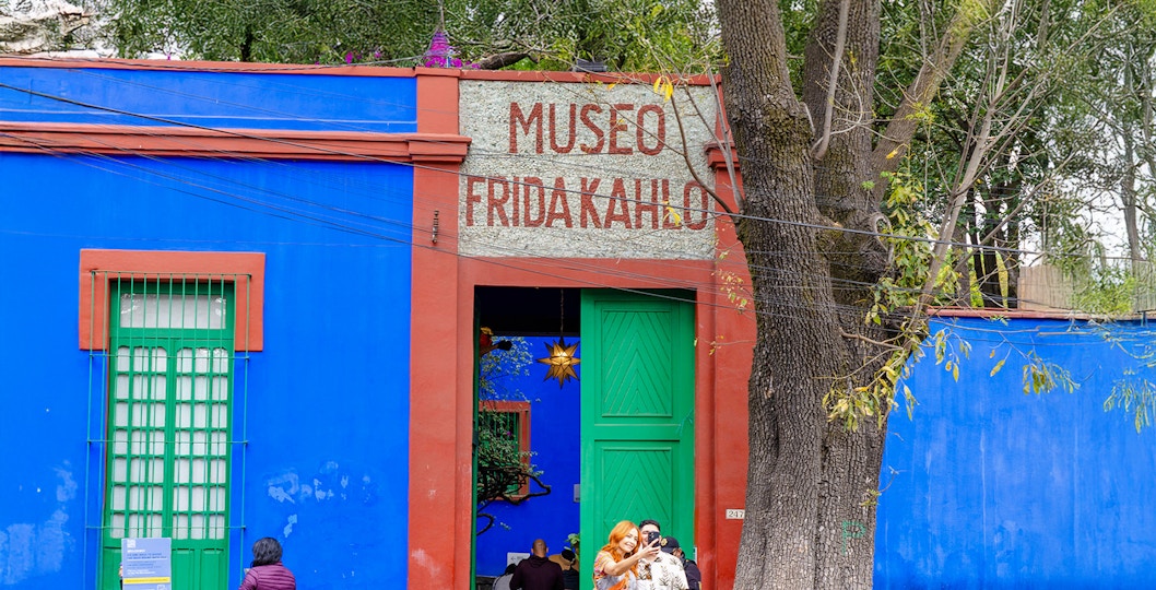 Frida Kahlo Museum entrance with visitors in Coyoacán, Mexico City.