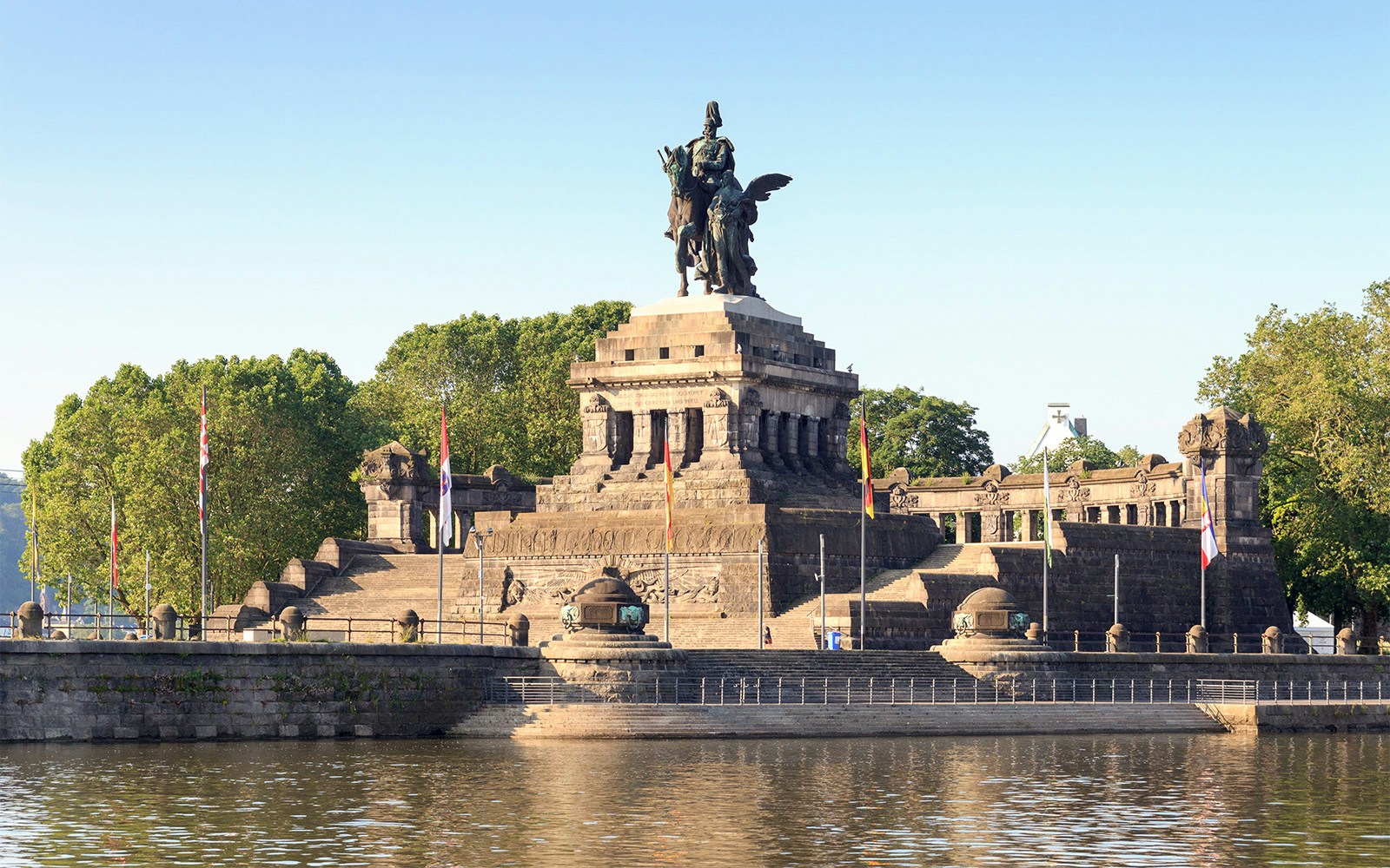 Statue des Eroberes Wilhelm I. am Deutschen Eck in Koblenz