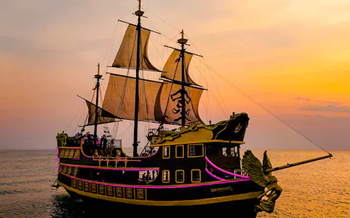 Pirate ship sailing at sunset on the Lord Black Pearl Pattaya day tour.