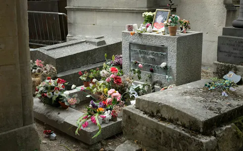 tour a pie en grupo pequeño por el cementerio de père lachaise con degustación de vinos y queso en un bar de la zona-1
