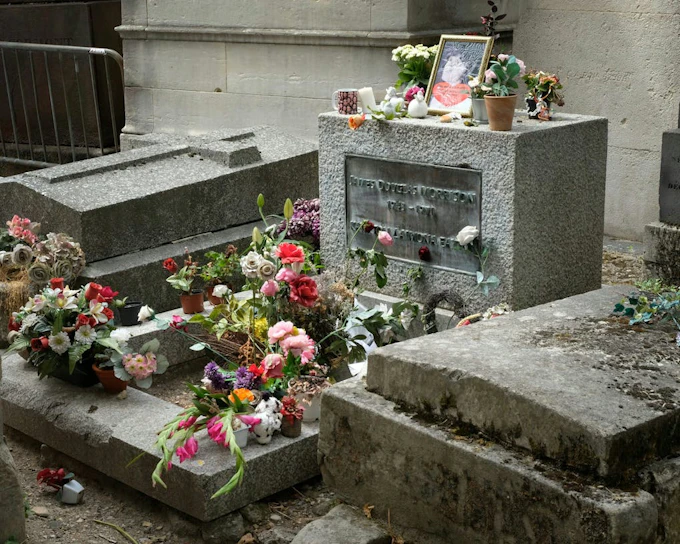 Père Lachaise Cemetery Small-Group Walking Tour with Wine and Cheese Tasting at Local Bar