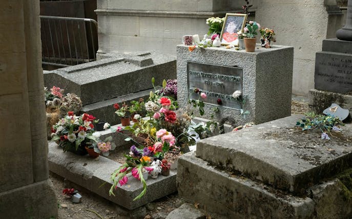 visite à pied en petit groupe du cimetière du père-lachaise, suivie d'une dégustation de vin et de fromages dans un bar du quartier-1