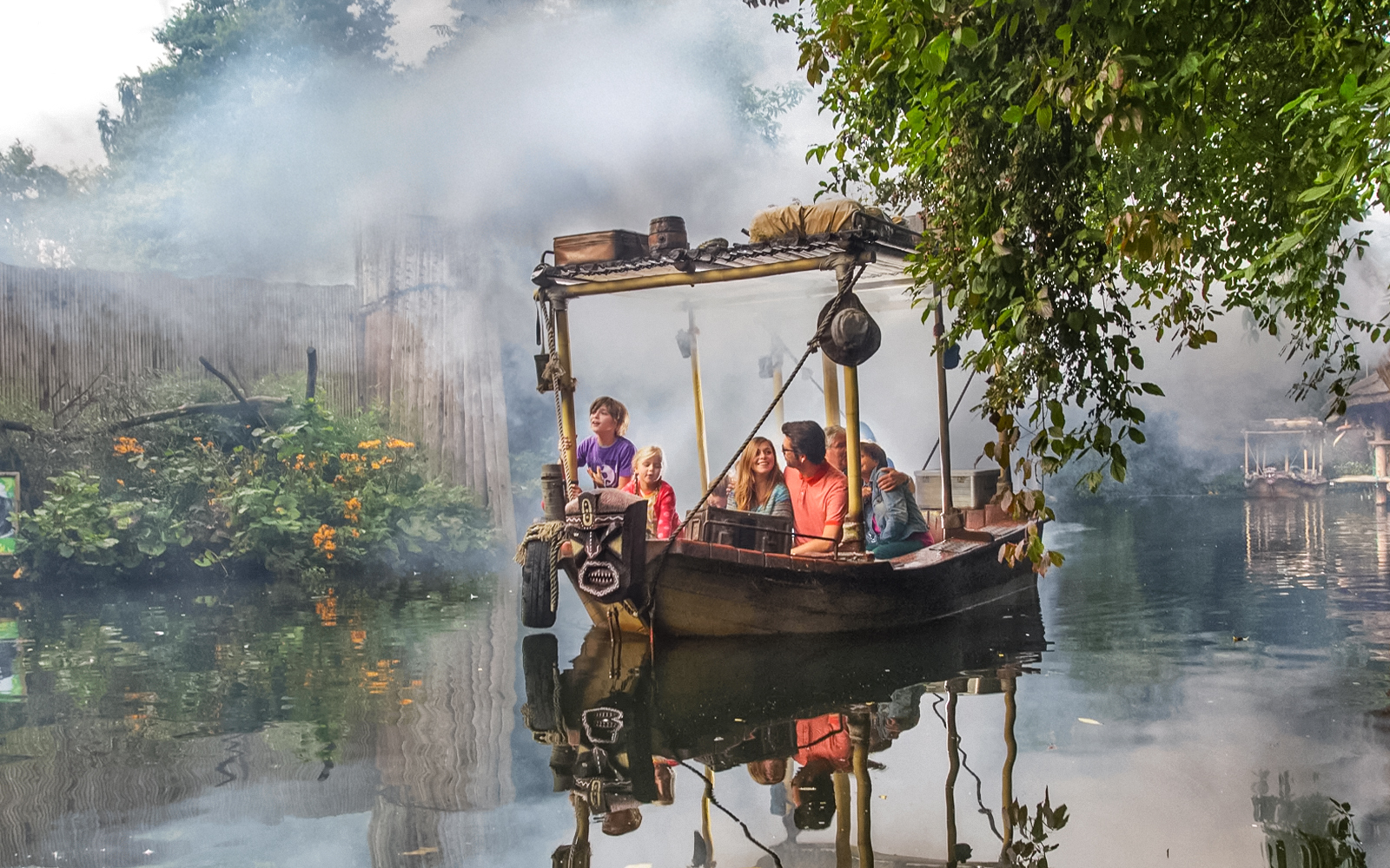 Attraction Jungle Mission au parc Bellewaerde avec des visiteurs sur un bateau naviguant à travers la verdure luxuriante.