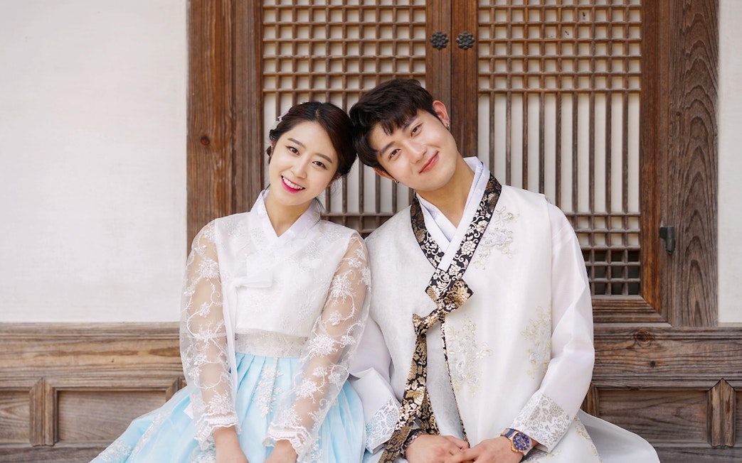 Couple in traditional hanbok at Gyeongbokgung Palace, Seoul.