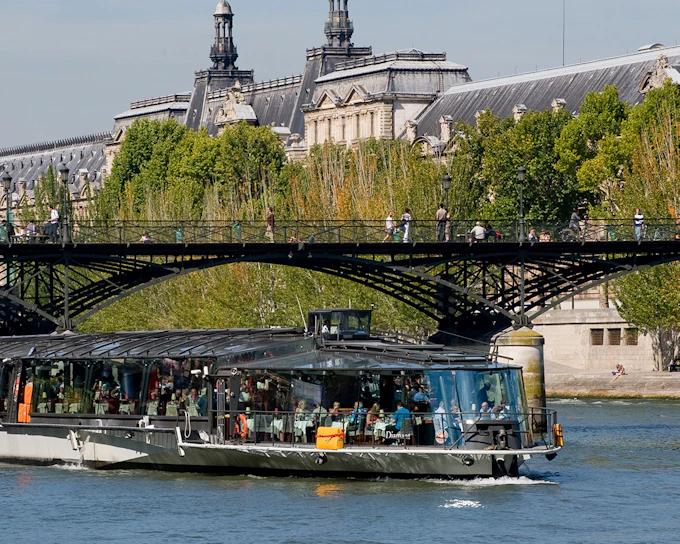 Christmas & New Year’s Eve Lunch or Dinner Cruise on the Seine River
