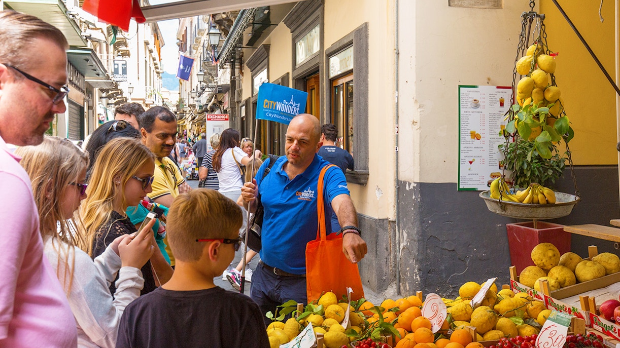 Guia turístico no mercado - amalfi cost