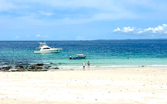 Boats anchored near sandy beach, Archipiélago de las Perlas, Panama City tour.