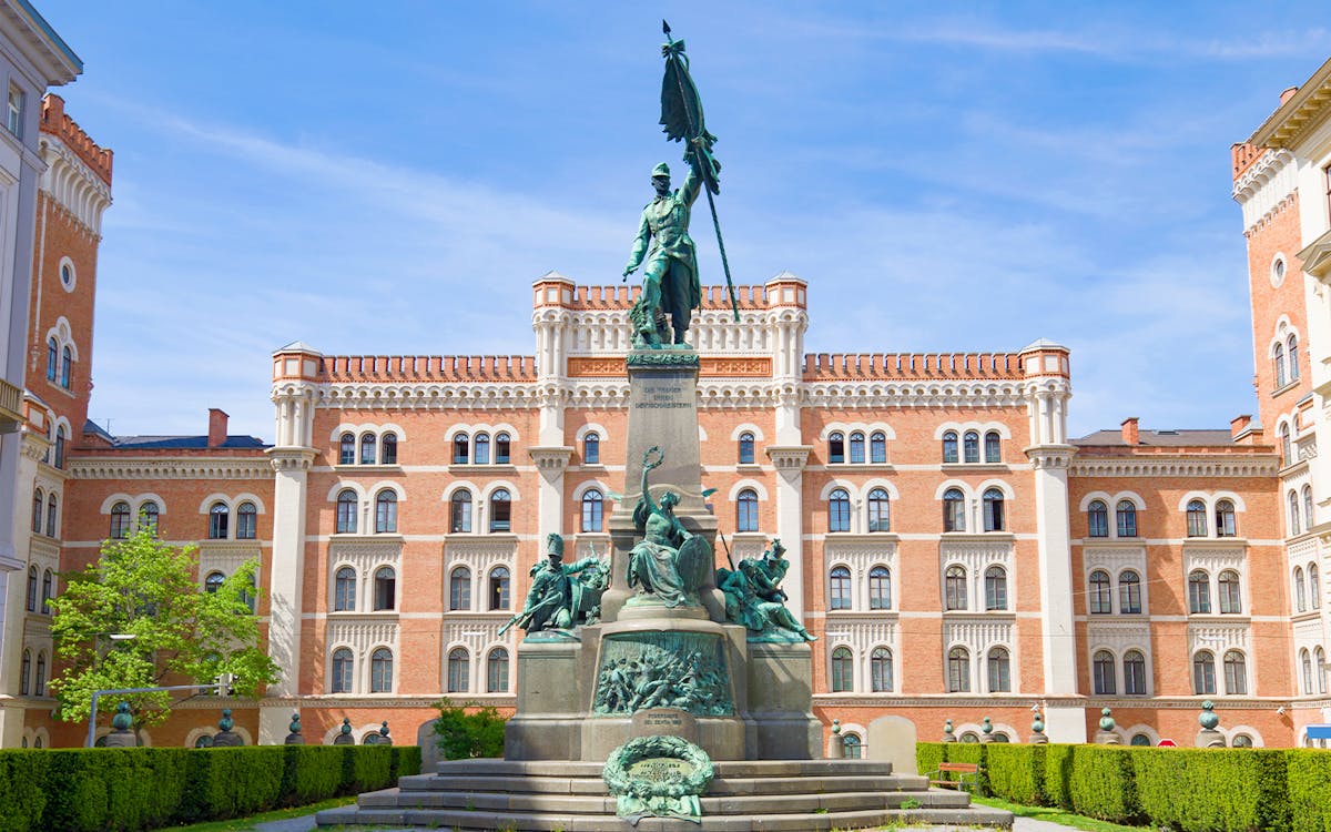 1-hr 15-min city sightseeing cruise in danube canal-3 1-hr 15-min city sightseeing cruise in danube canal-3