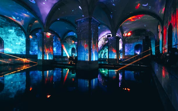 Immersive light show in Lisbon's underground reservoir, part of Misterioso Egito experience.