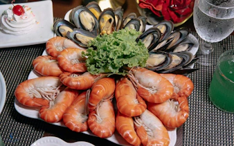Seafood platter with prawns and mussels on Unicorn Dinner Cruise in Bangkok.